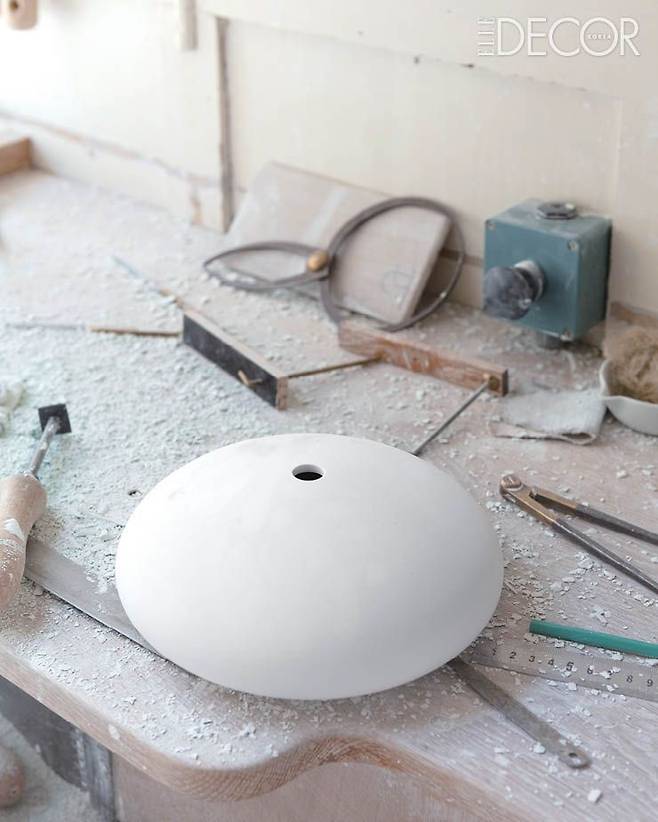 마치 버섯을 연상시키는 램프 셰이드가 세브르 공방에서 수작업으로 제작된다.