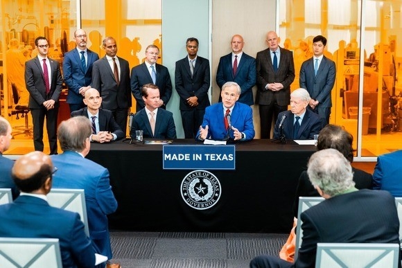 그렉 애보트 미 텍사스주지사(앞줄 왼쪽 세번째)가 19일 '텍사스 반도체 혁신 컨소시엄 집햅위원회(TSIC EC)' 위원들을 소개하고 있다.