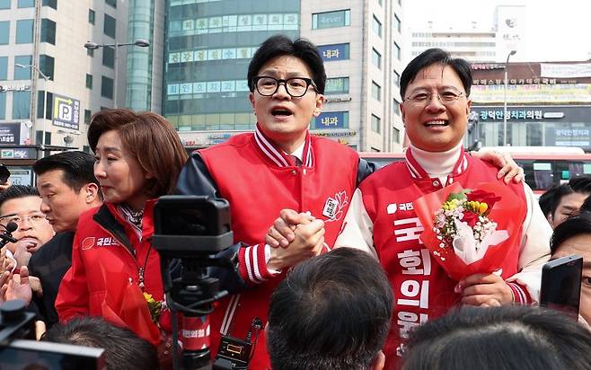 한동훈 국민의힘 비상대책위원장 겸 총괄선거대책위원장이 19일 오후 서울 동작구 남성사계시장에서 나경원, 장진영 동작구 출마 후보들과 지지를 호소하고 있다. 사진=뉴스1