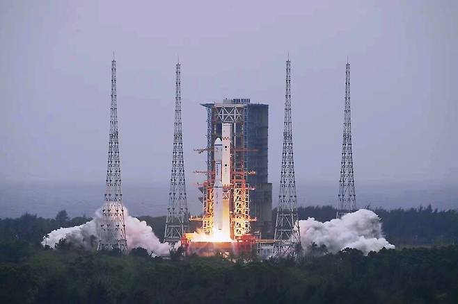 20일 오전 중국 하이난성 원창우주발사센터에서 췌차오 2호 위성을 실은 창정 8호 로켓이 이륙하고 있다. 중국 국가항천국 제공