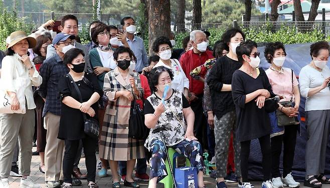 지금 대한민국이 맞닥뜨린 모든 문제의 시작과 끝에 자살이 있다. 자살률을 낮춰서 사회의 소멸을 막아보겠다는 후보와 정당은 없는가? 2022년 서울시장 후보의 지지연설을 듣는 유권자들. 한겨레 김봉규 선임기자