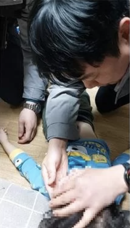 14일 오후 8시 34분쯤 신고 전화를 받고 출동한 서울 성북경찰서 소속 경찰관이 심정지 상태의 A양에게 응급조치를 하고 있다. 연합뉴스