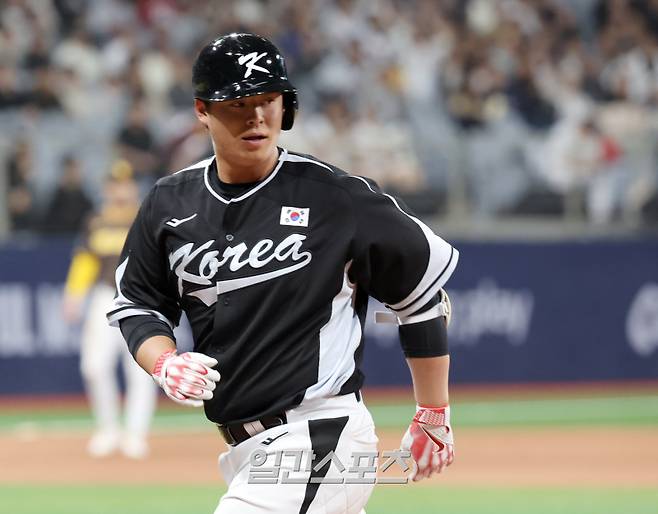 17일 서울 고척스카이돔에서 ‘메이저리그 월드투어 서울 시리즈 2024’ 샌디에이고 파드리스와 팀 코리아의 경기가 열렸다. 대표팀 노시환이 9회 우전안타를 날리고 기뻐하고있다. 고척돔=정시종 기자 capa@edaily.co.kr