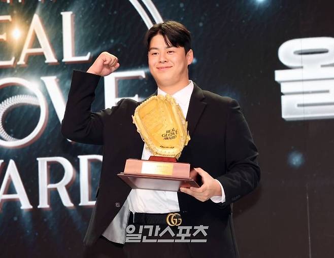 한국프로야구선수협회(선수협)가 개최하고 프로야구선수가 직접 참여해 수상자를 뽑는 선수들의 시상식 '2023 마구마구 리얼글러브 어워드'가 지난해 12월 1일 오후 서울 용산구 그랜드하얏트호텔에서 열렸다. 한화 노시환이 리얼글러브 올해의 선수상을 수상하고 포즈를 취하고있다. 정시종 기자 capa@edaily.co.kr