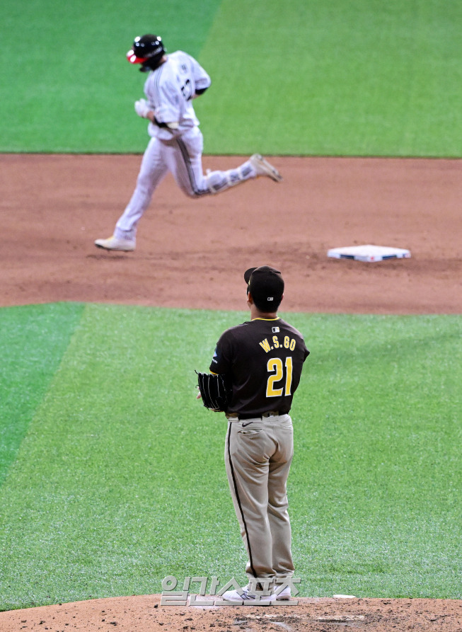 한국에서 사상 최초로 열리는 메이저리그(MLB) 정규시즌 개막전을 앞두고 18일 오후 서울 고척스카이돔에서 샌디에이고 파드리스와 LG 트윈스가 스페셜 매치를 펼쳤다. 샌디에이고 고우석이 9회 LG 이재원에게 투런포를 허용한 뒤 외야를 바라보고 있다. 고척돔=정시종 기자 /2024.03.18.