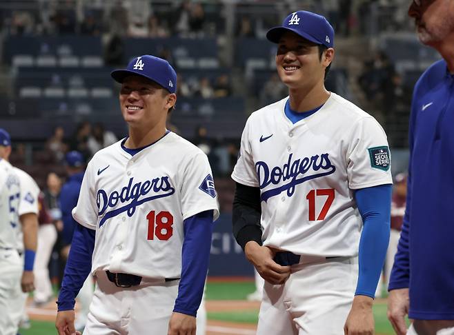 한국에서 사상 최초로 열리는 미국프로야구 메이저리그(MLB) 정규시즌 개막전을 앞두고 17일 오후 서울 고척스카이돔에서 LA 다저스와 키움 히어로즈가 스페셜매치를 펼쳤다. LA 오타니 야마모토가 팬들의 환호에 미소 짓고 있다. 고척돔=정시종 기자 