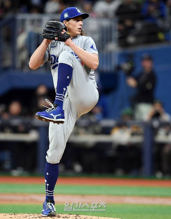 한국에서 사상 최초로 열리는 미국프로야구 메이저리그(MLB) 정규시즌 개막전인 LA다저스와 샌디에이고 파드리스경기가 20일 오후 서울 고척스카이돔에서 열렸다. LA 선발 글래스노우가 역투하고있다. 고척돔=정시종 기자 capa@edaily.co.kr