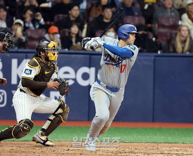 한국에서 사상 최초로 열리는 미국프로야구 메이저리그(MLB) 정규시즌 개막전인 LA다저스와 샌디에이고 파드리스경기가 20일 오후 서울 고척스카이돔에서 열렸다. LA 오타니가 5회 3루 땅볼을 날리고있다. 고척돔=정시종 기자 capa@edaily.co.kr