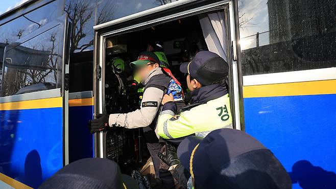 연행되는 금속노조 조합원 [사진 제공: 연합뉴스]