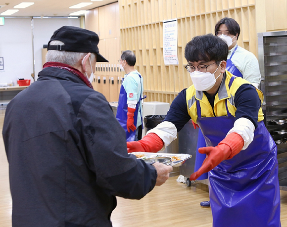 금호석유화학 직원들이 서울 종로구에 있는 서울노인복지센터에서 봉사활동을 하고 있다. [사진=금호석유화학]