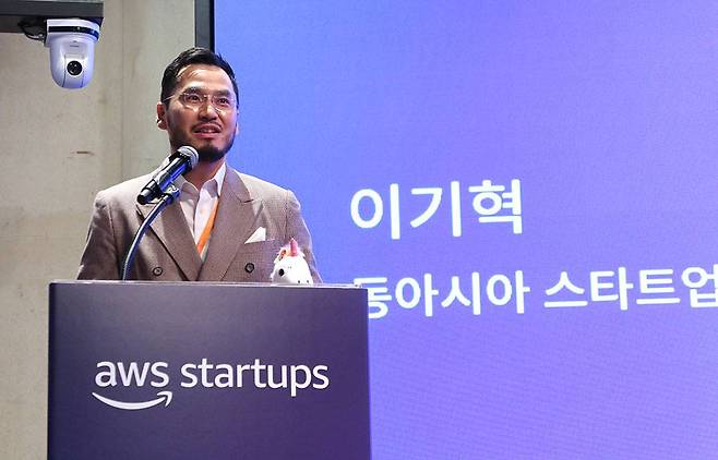 AWS 스타트업 지원 전략에 대해 설명하는 이기혁 총괄 / 출처=IT동아