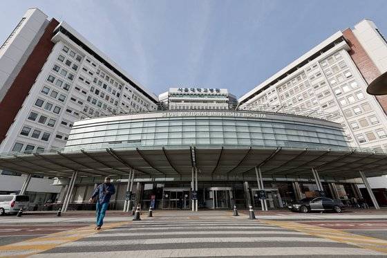 자넌 17일 오후 서울 종로구 서울대학교병원이 주말을 맞아 비교적 한산한 모습을 보였다. 뉴스1