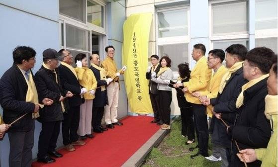 지난 4일 전남 신안군 홍도분교에서 열린 입학식에서 참석한 내빈들이 종을 설치하고 있다. [사진 신안군]