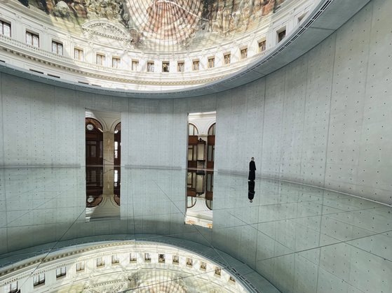 김수자 작가(사진)가 파리 부르드 드 코메르스-피노 컬렉션의 로툰다(원형 공간)에서 선보인 적퓸'호흡'. 바닥을 418개의 거울로 덮었다. 이은주 문화선임기자