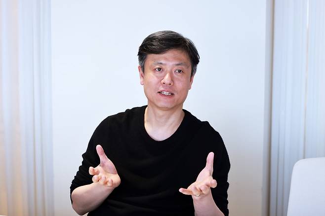 장병규 크래프톤 의장이 서울 강남구 역삼동에 있는 크래프톤 사무실에서 사업 전략과 방향에 대해 설명하고 있다. /크래프톤