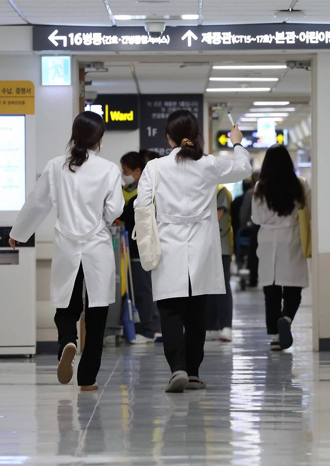 전국 의과대학 교수들의 집단 사직이 가시화하는 가운데 19일 서울 시내 한 대학병원에서 의료진이 이동하고 있다. 전날 서울대와 연세대 의과대학 교수 비상대책위원회는 각각 회의를 열고 오는 25일 사직서를 일괄 제출하기로 결정했다./2024.3.18 김범준 기자