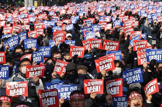 전국금속노동조합 조합원들이 20일 오후 서울 종로구 세종대로 일대에서 투쟁 선포식을 열고 정부의 회계공시 요구 거부 및 타임오프(노조 전임자 근로시간 면제 제도) 개입 반대, 노조법 2·3조 개정 등을 촉구하고 있다. 연합뉴스