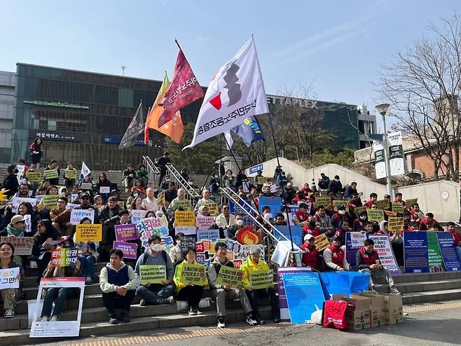 Foreign workers hold a protest outside Seoul Station, in central Seoul, Sunday, demanding better treatment and legal protection against discrimination for non-Korean laborers. (Lee Jaeeun/ The Korea Herald)