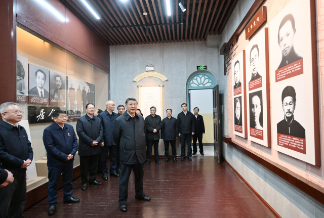 시진핑 중국 국가주석이 18일 후난성 창사시의 후난 제1사범대학을 방문해 학교 내부를 시찰하고 있다. 신화연합뉴스