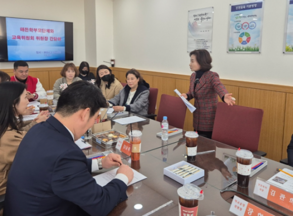 20일 국민의힘 이행숙 서구병 예비후보가 서구 학부모를 만나 과밀학급 해결방안에 대해 논의하고 있다. 이 예비후보 캠프 제공