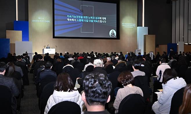 한종희 삼성전자 부회장이 20일 경기 수원시 수원컨벤션센터에서 열린 제55기 삼성전자 정기주주총회에서 인사말을 하고 있다. [사진출처 = 연합뉴스]