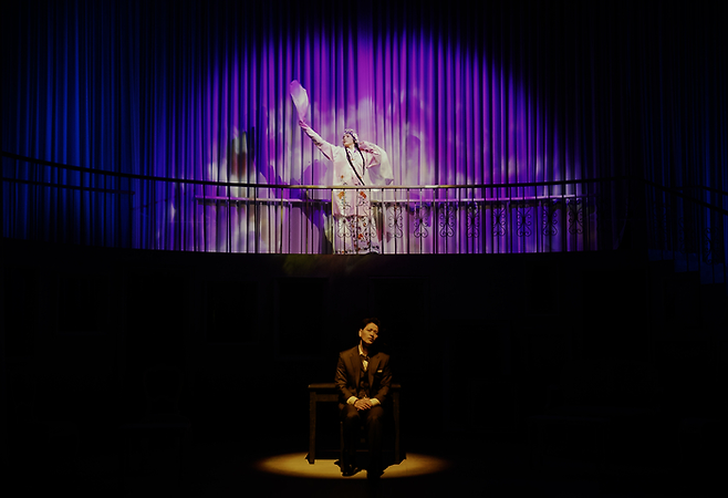 두산아트센터에서 공연 중인 연극 ‘엠. 버터플라이’의 한 장면. 연극열전