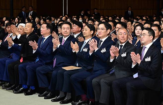 윤석열 대통령이 20일 서울 영등포구 63컨벤션센터에서 열린 제51회 상공의날 기념식에서 박수를 치고 있다. 앞줄 오른쪽부터 구광모 LG그룹 회장, 정의선 현대자동차그룹 회장, 이재용 삼성전자 회장, 안덕근 산업통상자원부 장관, 윤 대통령, 최태원 대한상공회의소 회장. 이승환 기자