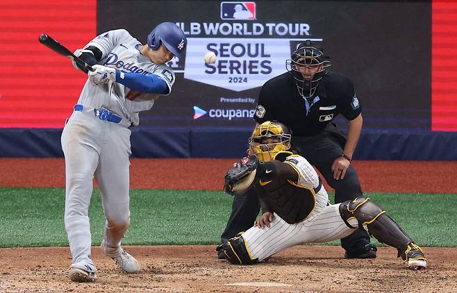 20일 오후 서울 고척스카이돔에서 미국프로야구(MLB) 개막전 LA 다저스 대 샌디에이고 파드리스 1차전 8회 초 1사 1·2루 때 다저스의 오타니 쇼헤이가 1타점 적시타를 치고 있다.  연합뉴스