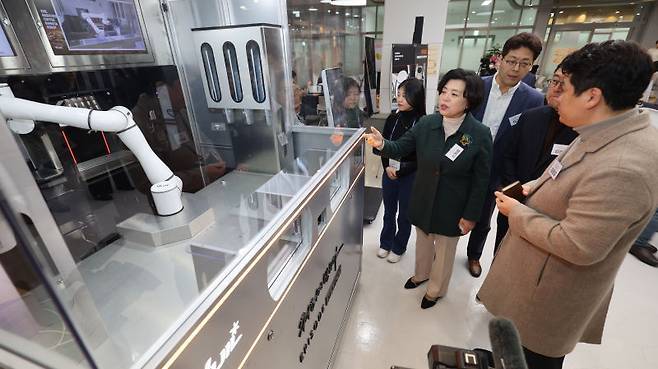 신계용 과천시장(가운데)이 지난달 열린 창업지원센터 개소식 행사 현장에서 푸드테크 관련 기기를 살펴보고 있다./사진제공=과천시청