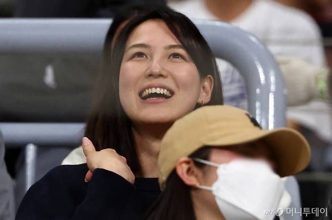 LA다저스 오타니 쇼헤이의 아내 다나카 마미코가 18일 서울 구로구 고척스카이돔에서 열린 MLB 서울시리즈 팀 코리아와 LA 다저스의 연습 경기를 관람하고 있다. /사진=뉴시스(공동취재)