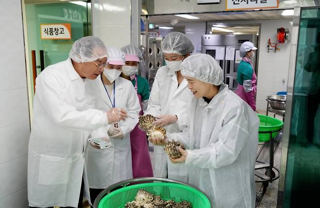 하윤수 부산교육감(왼쪽)이 이달 초 청동초등을 찾아 식재료를 검수하고 있다./사진제공=부산교육청