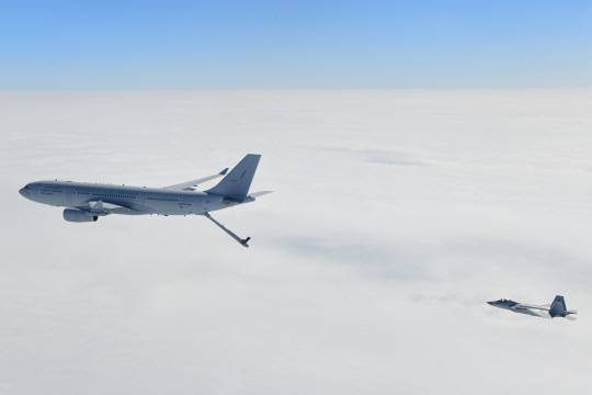 국산 초음속 전투기 KF-21 보라매 시제5호기(오른쪽)가 지난 19일 오전 남해상에서  KC-330 다목적공중급유수송기(왼쪽)로부터 첫 공중급유를 위해 접근하고 있다. 방위사업청 제공