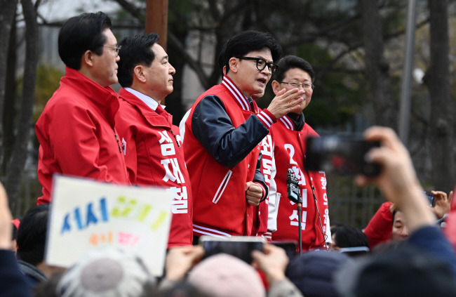 안양서 지지 호소 20일 오전 한동훈(왼쪽 세 번째) 국민의힘 비상대책위원장이 경기 안양시 초원어린이공원에서 최기식(의왕·과천), 최돈익(안양 만안), 심재철(안양 동안을) 후보와 함께 시민들에게 지지를 호소하고 있다.  박윤슬 기자