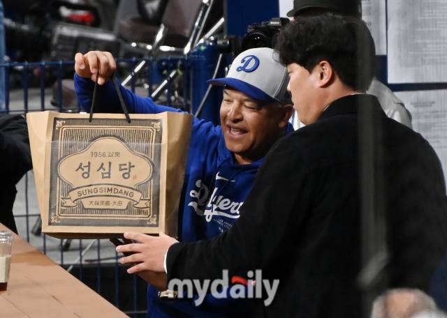 LA 다저스 데이브 로버츠 감독과 한화 이글스 류현진./고척 = 유진형 기자 zolong@mydaily.co.kr