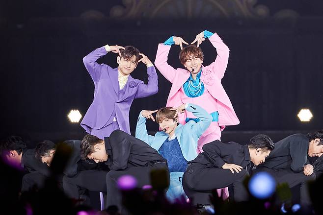 SM타운 라이브 2024 도쿄돔 공연에서 한 무대를 꾸민 동방신기 최강창민, 슈퍼주니어 규현, 라이즈 쇼타로 [SM엔터테인먼트 제공]