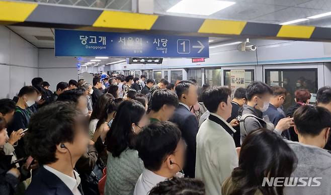 [과천=뉴시스] 김금보 기자 = 최근 서울 지하철 1호선·3호선 등에서의 열차 고장으로 시민들이 불편을 겪는 일이 잦아지고 있다. 특히 서울 지하철 전동칸 중 법적 최대 내구 연한인 25년을 넘은 차량이 3분의 1에 달하지만 교체율은 미진한 상황이라, "대형 참사로 이어지는 것 아니냐"는 우려까지 나오고 있다. 사진은 지난해 11월6일 오전 경기 과천시 선바위역 승강장에서 4호선 상행 열차 고장으로 인한 지연운행으로 불편을 겪고 있는 모습. 2023.11.06. kgb@newsis.com