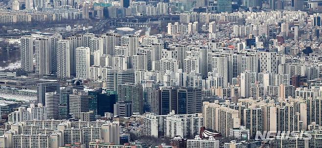 [서울=뉴시스] 김선웅 기자 = 서울 아파트 매매가격이 하락세를 보이고 전세가격 지수가 상승하며 매매가 대비 전세가를 나타내는 전세가율이 7개월 연속 상승했다. 이번달 서울 아파트 전세가율은 52.45%로 지난해 7월 50.94%를 시작으로 7개월 연속 상승세를 보이고 있다. 23일 서울 도심 아파트 단지의 모습. 2024.02.23. mangusta@newsis.com