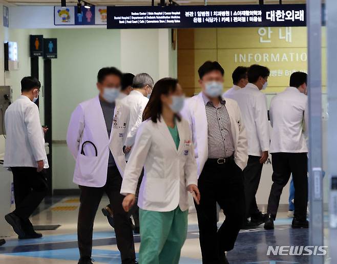 [서울=뉴시스] 김명년 기자 = 서울대 의대 교수들이 지난 18일 오후 서울 종로구 서울대학교 어린이병원에서 사직서 제출 시기 논의를 위한 총회를 마치고 이동하고 있다. 2024.03.18. kmn@newsis.com