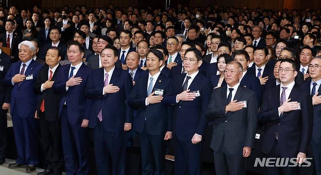 [서울=뉴시스] 전신 기자 = 윤석열 대통령이 20일 서울 영등포구 63컨벤션센터에서 열린 제51회 상공의 날 기념식에서 국기에 대한 경례를 하고 있다. (대통령실통신사진기자단) 2024.03.20. photo1006@newsis.com