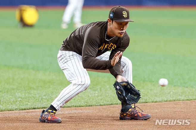 [서울=뉴시스] 정병혁 기자 = 20일 오후 서울 고척스카이돔에서 미국프로야구(MLB) 공식 개막전 LA다저스 대 샌디에이고 파드리스 경기에 앞서 샌디에이고 파드리스 김하성이 훈련을 하고 있다. 2024.03.20. jhope@newsis.com