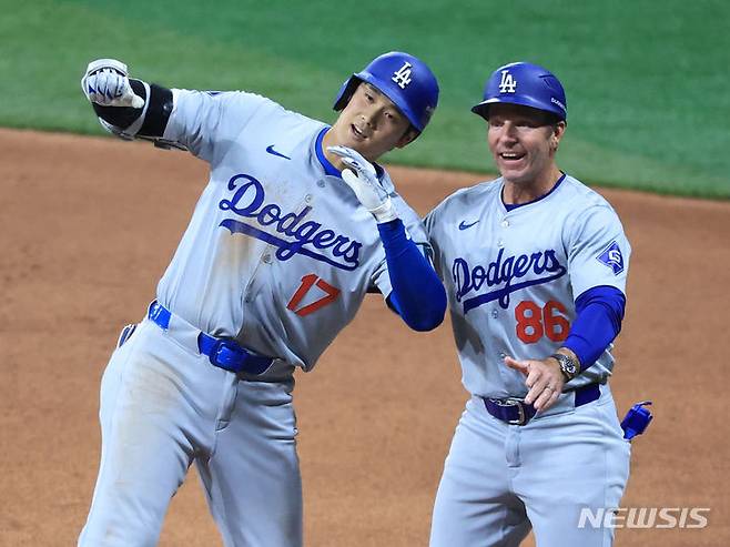 [서울=뉴시스] 정병혁 기자 = 20일 서울 구로구 고척스카이돔에서 열린 2024 미국 메이저리그(MLB) 월드투어 서울시리즈 개막전 샌디에이고 파드리스와 로스엔젤레스(LA) 다저스의 경기 8회초 1사 주자 1,2루 상황 다저스 오타니가 1타점 적시타를 날린 뒤 1루에 안착해 1루 코치와 기쁨의 세리머니를 하고 있다.(공동취재) 2024.03.20. photo@newsis.com