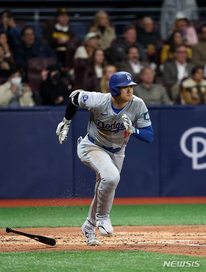 [서울=뉴시스] 김선웅 기자 = 20일 서울 고척스카이돔에서 열린 미국프로야구(MLB) 공식 개막전 LA 다저스 vs 샌디에이고 파드리스 1차전 경기, 3회초 2사 주자없는 상황 LA 오타니 쇼헤이가 우전 안타를 때린 후 진루하고 있다. 2024.03.20. mangusta@newsis.com