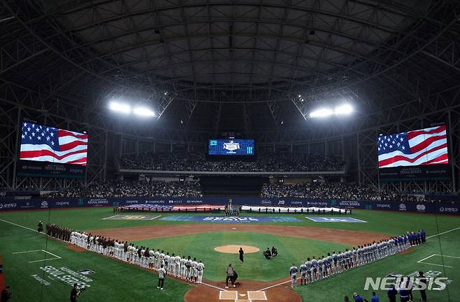 [서울=뉴시스] 정병혁 기자 = 20일 서울 고척스카이돔에서 열린 미국프로야구(MLB) 공식 개막전 LA 다저스 vs 샌디에이고 파드리스 1차전 경기, 미국 국가가 연주되고 있다. (공동취재) 2024.03.20. photo@newsis.com