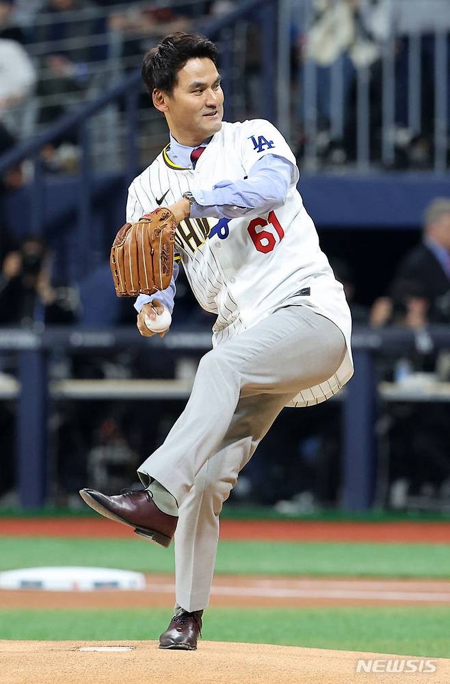 [서울=뉴시스] 정병혁 기자 = 한국인 최초 메이저리거 박찬호(전 LA 다저스 선수)가 20일 서울 고척스카이돔에서 열린 미국프로야구(MLB) 공식 개막전 LA 다저스 vs 샌디에이고 파드리스 1차전 경기 시작 전 시구를 하고 있다. (공동취재) 2024.03.20. photo@newsis.com