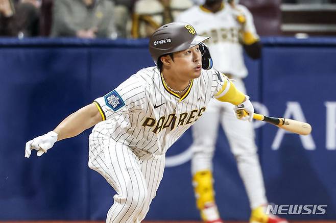 [서울=뉴시스] 정병혁 기자 = 20일 오후 서울 고척스카이돔에서 미국프로야구(MLB) 공식 개막전 LA다저스 대 샌디에이고 파드리스 경기, 2회말 1사 주자없는 상황 샌디에이고 김하성이 타격하고 있다. 결과는 플라이아웃. 2024.03.20. jhope@newsis.com