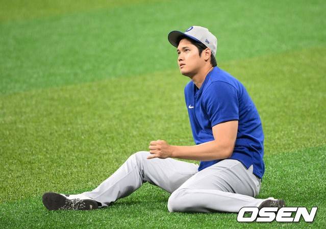 [OSEN=고척, 이대선 기자] 지난 16일 서울 고척스카이돔에서 ‘메이저리그 월드투어 서울 시리즈 2024’ LA 다저스의 공식 훈련이 진행됐다. LA 다저스 오타니 쇼헤이가 워밍업을 하고 있다. 2024.03.16 /sunday@osen.co.kr