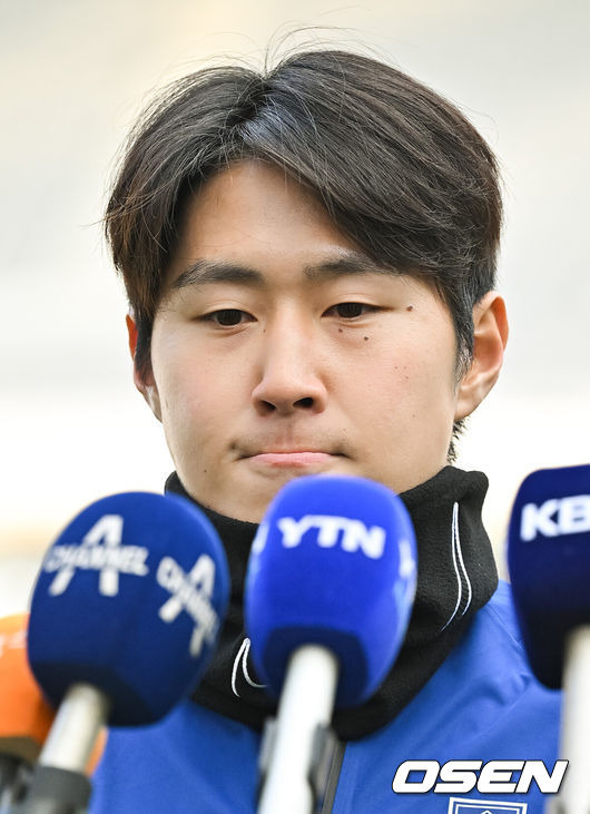 [OSEN=서울월드컵경기장, 박준형 기자] 20일 서울 마포구 서울월드컵경기장에서 2026 FIFA 북중미 월드컵 2차 예선 한국-태국 경기 공식훈련이 진행됐다. 훈련 앞서 이강인이 취재진 앞에서 심경을 밝히고 있다.  2024.03.20 / soul1014@osen.co.kr