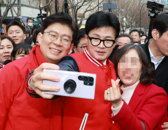 ▲국민의힘 한동훈 비상대책위원장과 조정훈 후보(마포 을)가 19일 서울 마포구 경의선숲길에서 지지자들과 기념촬영을 하고 있다. ⓒ연합뉴스