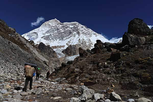 마칼루B.C를 지나서 셀파니콜로 향하는 스태프들.