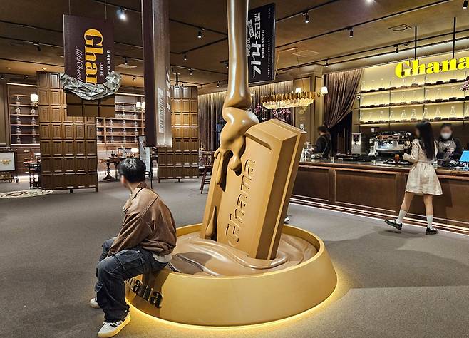 서울 성수동 ‘가나 초콜릿 하우스’ 내 초콜릿 조형물 앞 인증사진을 찍기 위한 줄이 이어졌다.